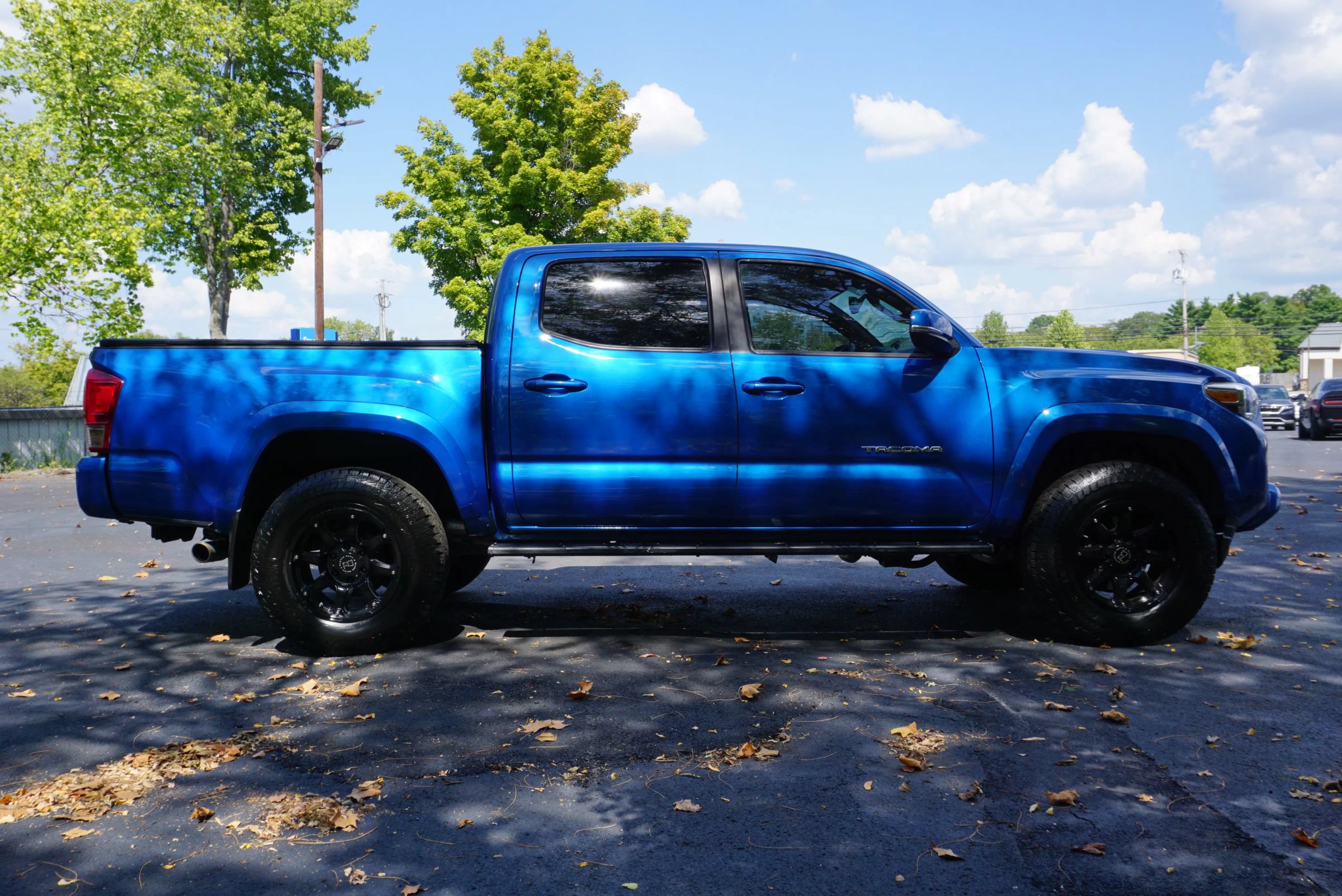 Used 2017 Toyota Tacoma TRD Sport w/ Tow Package (A/T) AWD/4WD image 4