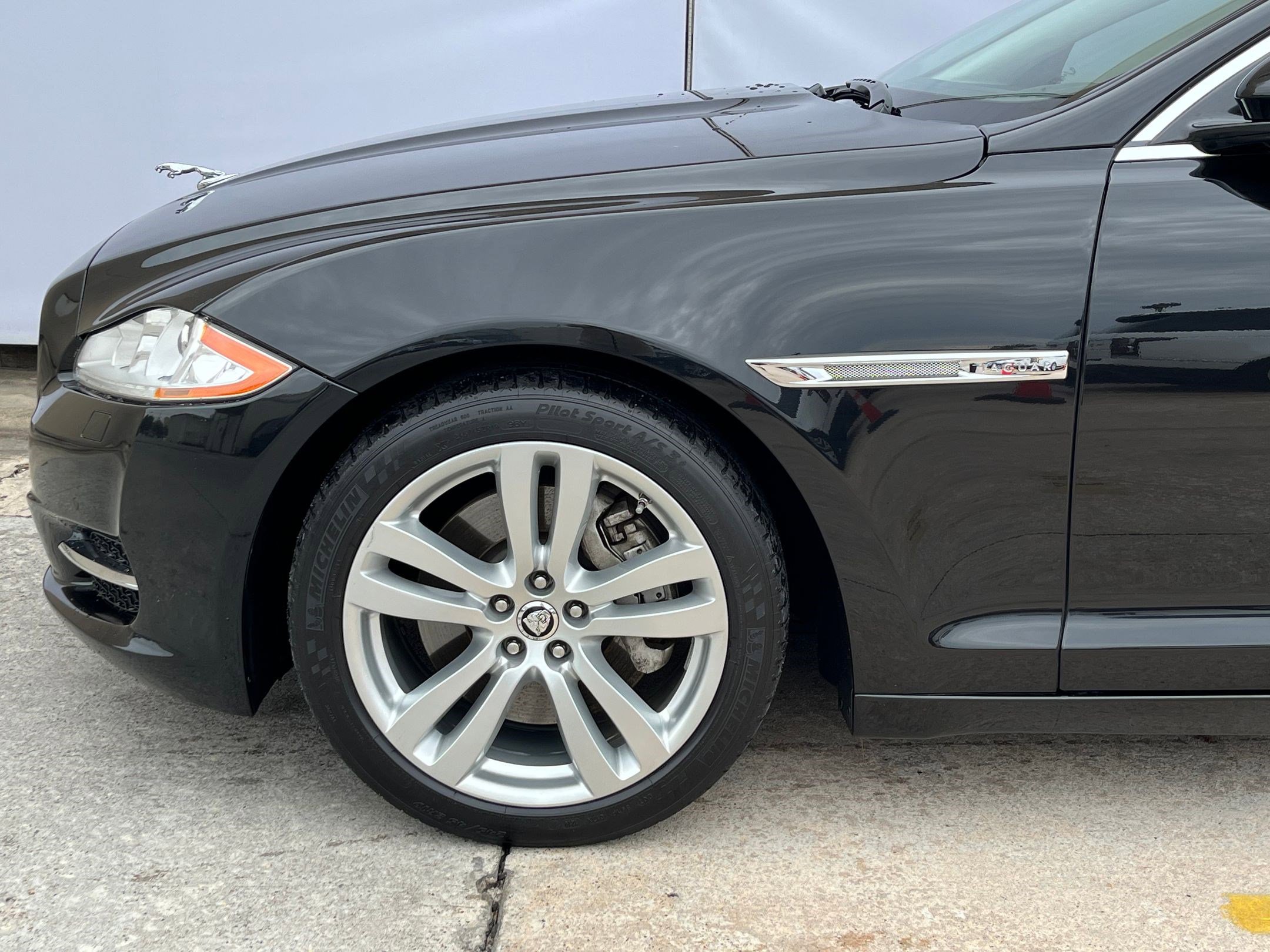 Used 2013 Jaguar XJ image 11