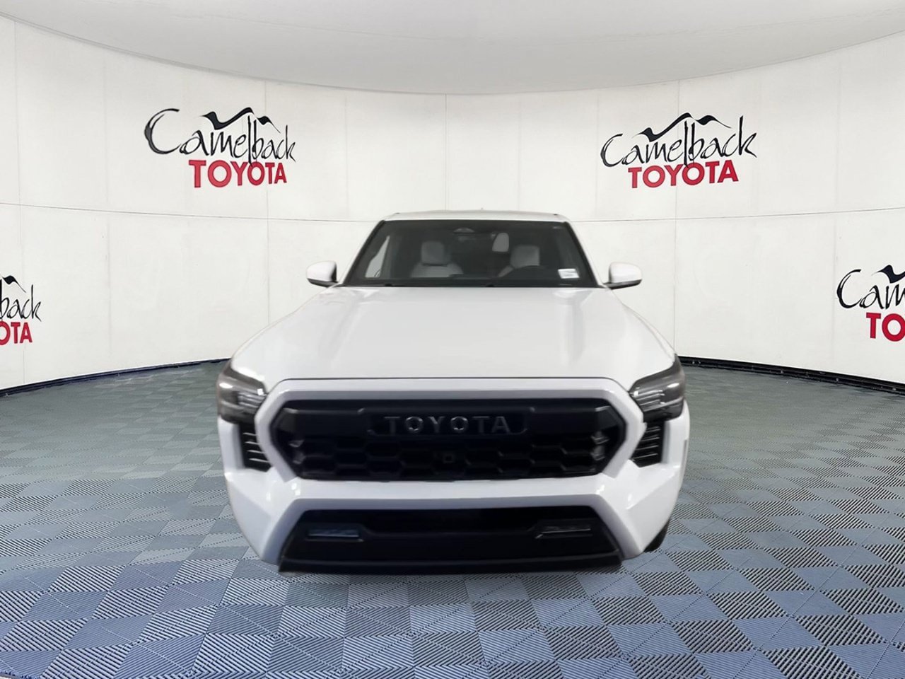Used 2025 Toyota Tacoma SR5 AWD/4WD image 5