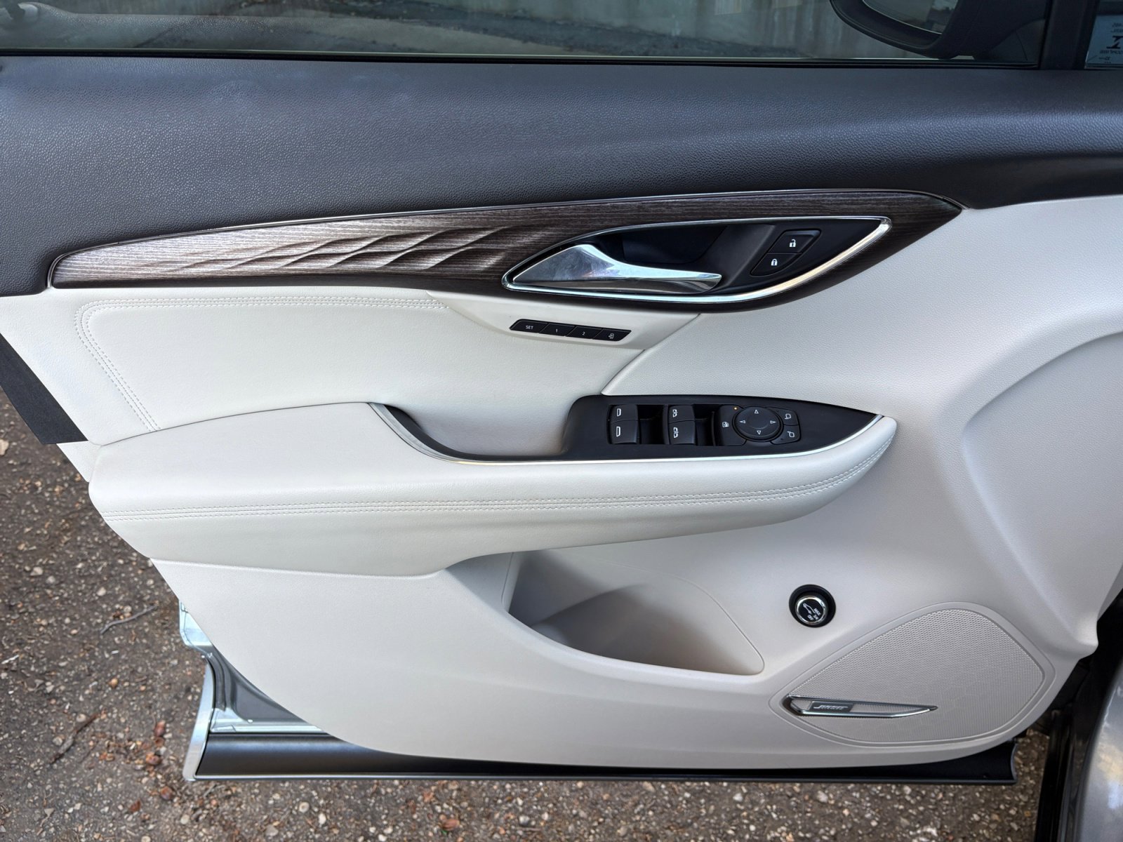 Used 2023 Buick Envision Avenir image 28