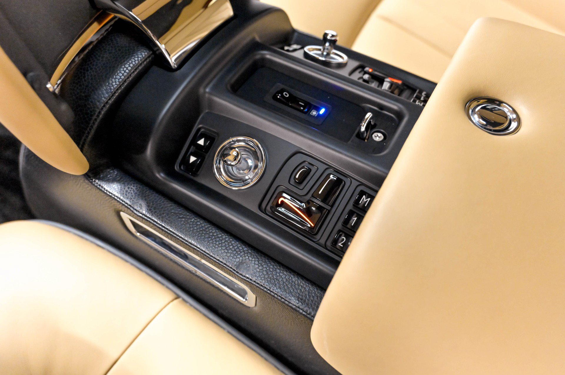 Used 2013 Rolls-Royce Phantom Sedan RWD image 40