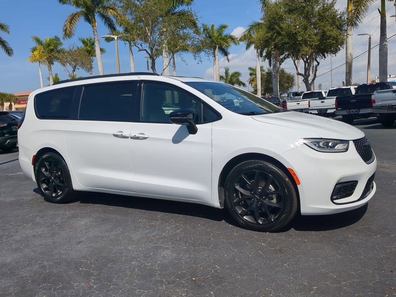 Used 2025 Chrysler Pacifica Limited FWD image 3