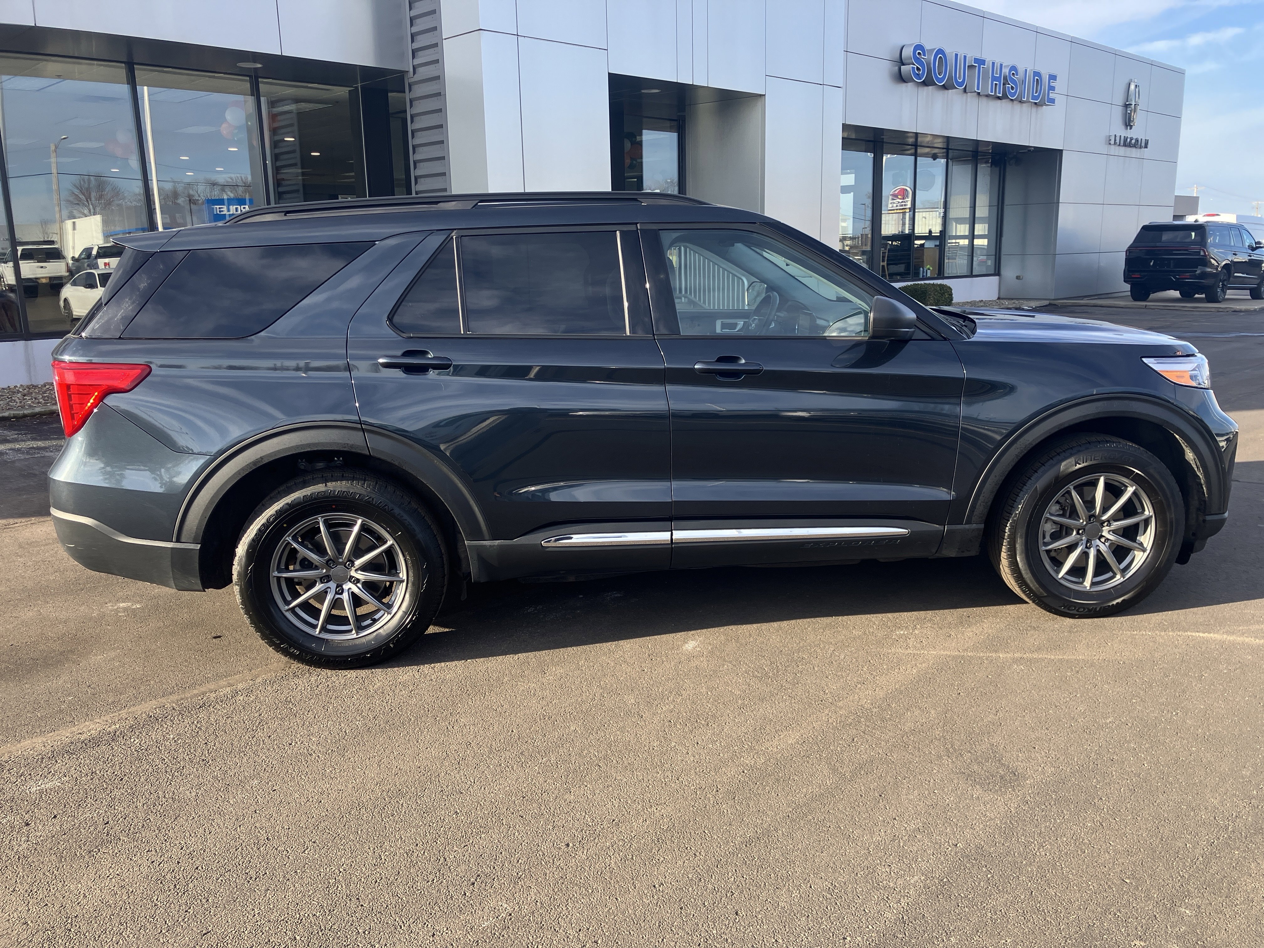 Used 2022 Ford Explorer XLT w/ Equipment Group 202A image 8