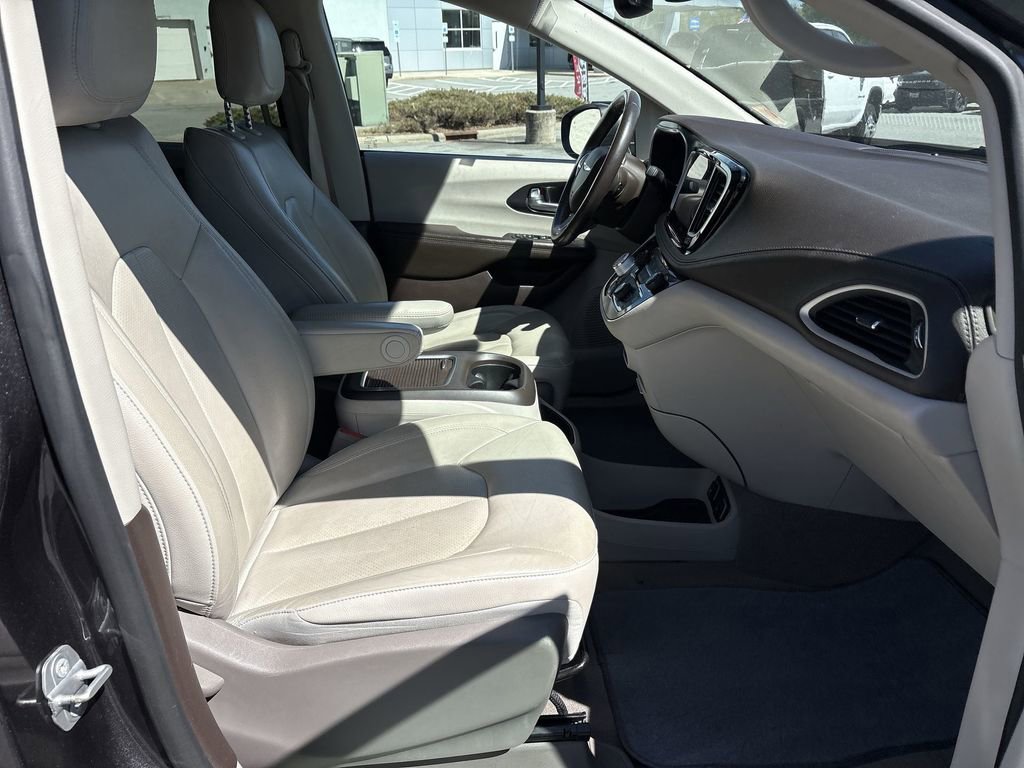 Used 2021 Chrysler Pacifica Touring-L FWD image 28