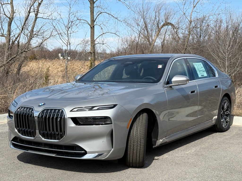 Used 2025 BMW i7 xDrive60 w/ Premium Package image 3