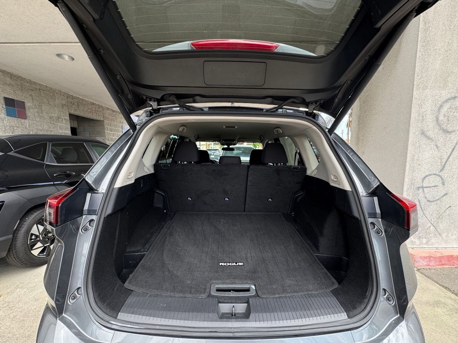 Used 2025 Nissan Rogue SV FWD image 33