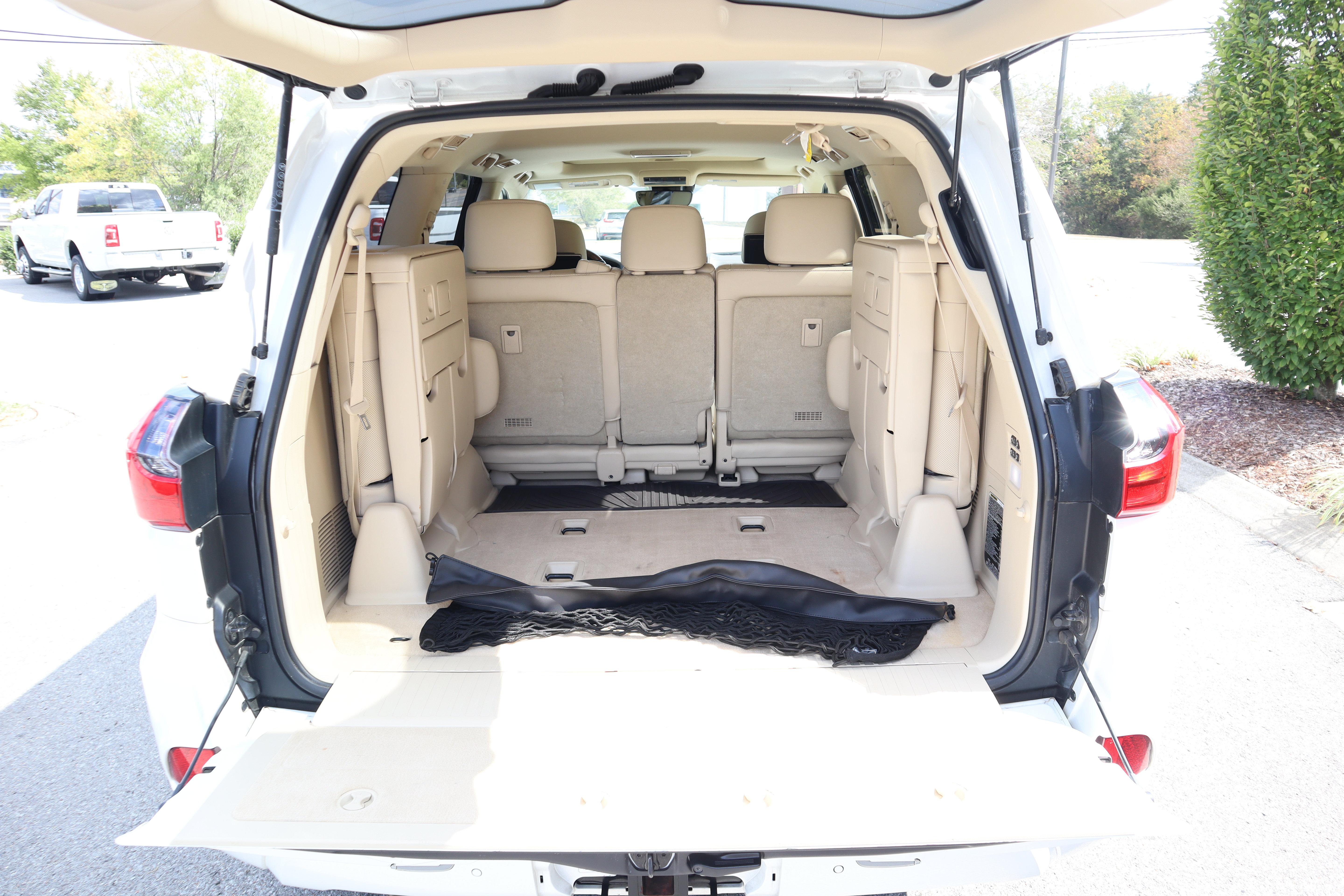 Used 2016 Lexus LX 570 4WD w/ Luxury Package image 35