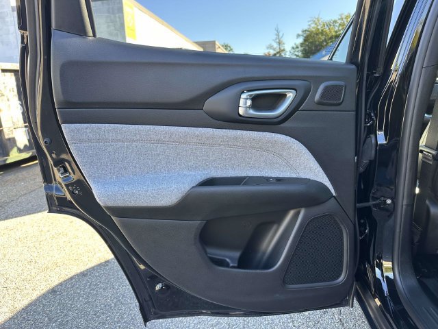 Used 2023 Jeep Compass Latitude w/ Sun and Sound Group AWD/4WD image 18