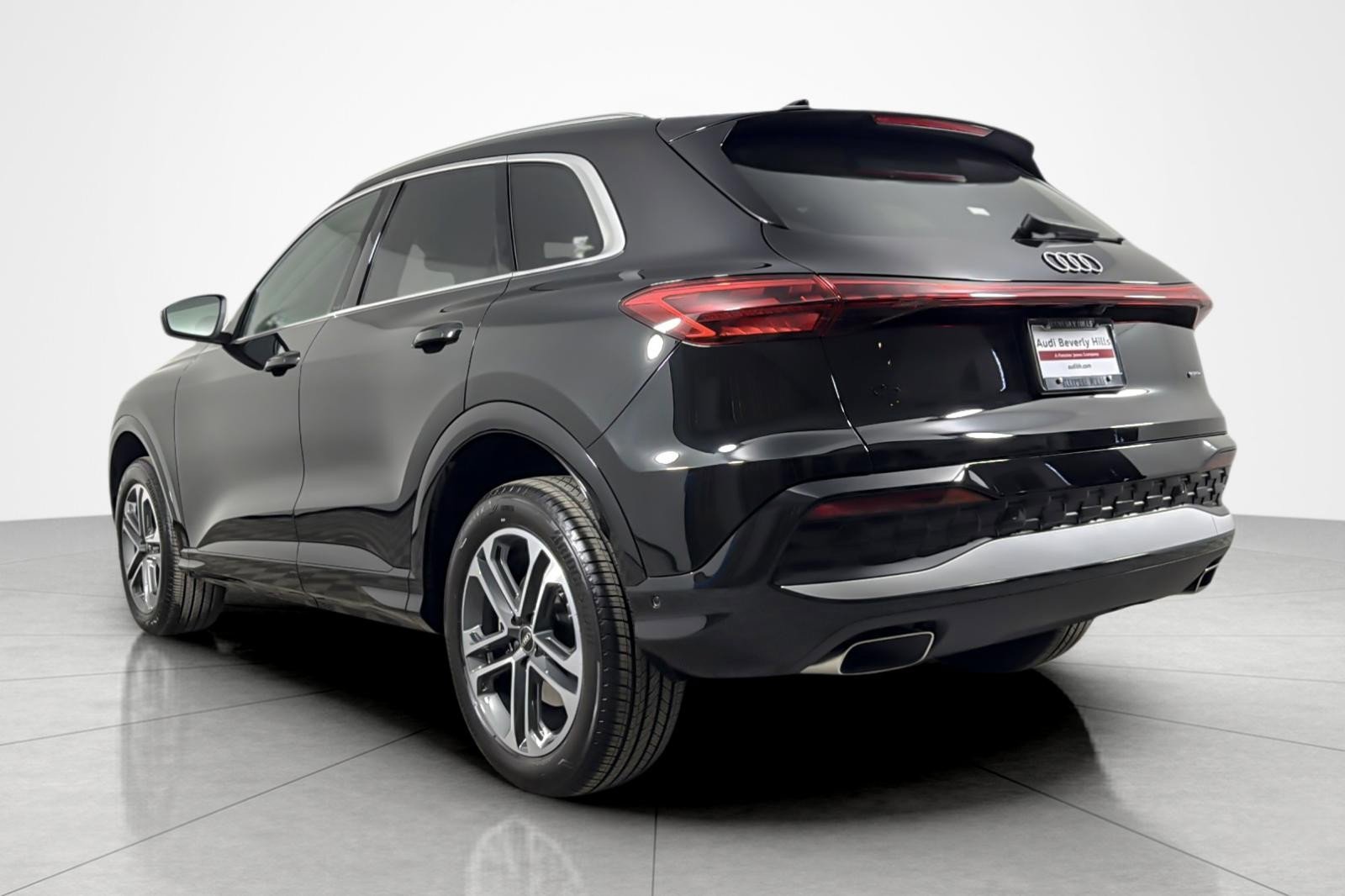 Used 2025 Audi Q5 Premium w/ Convenience Package image 3