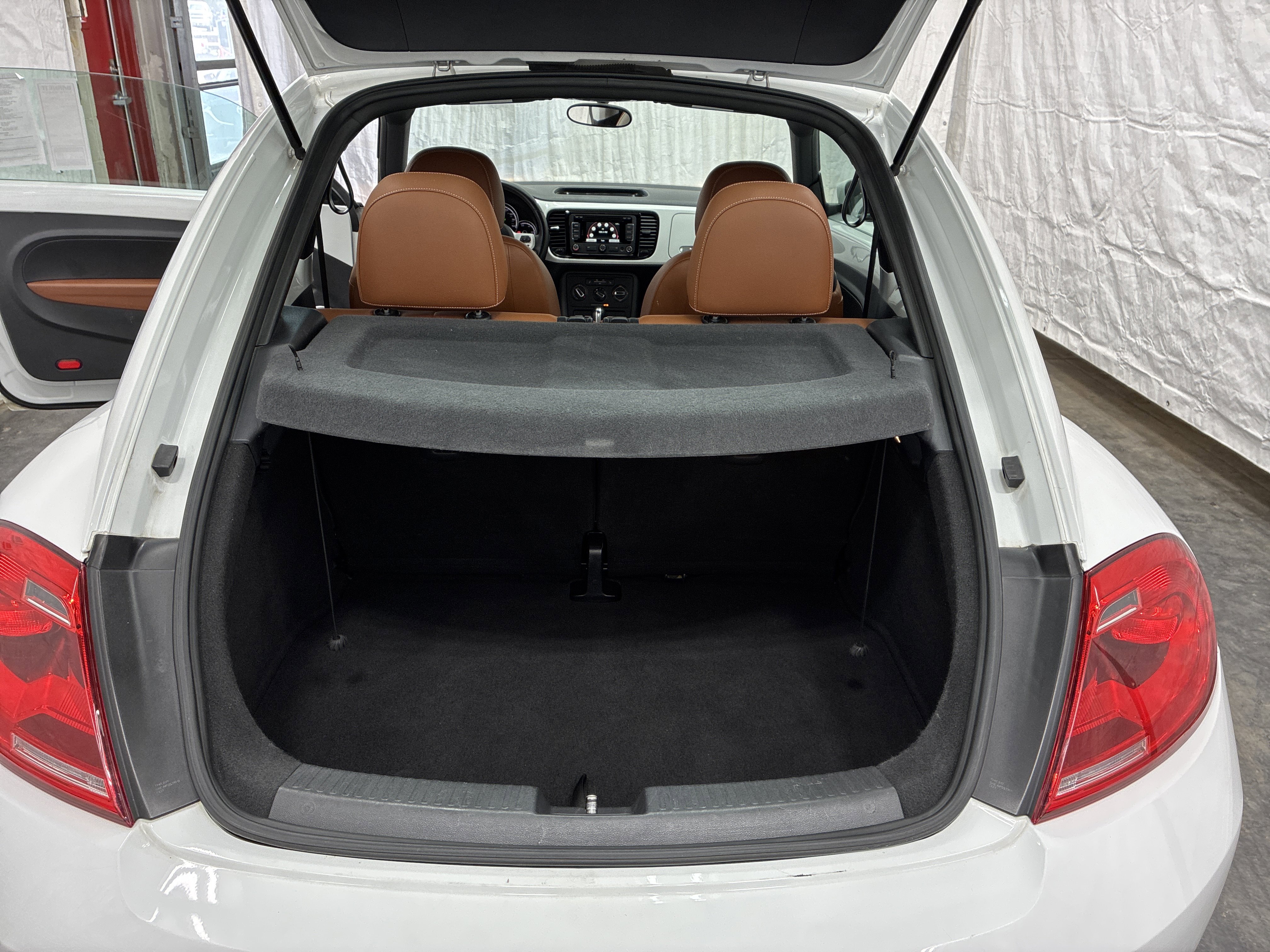 Used 2015 Volkswagen Beetle 1.8T Classic FWD image 8