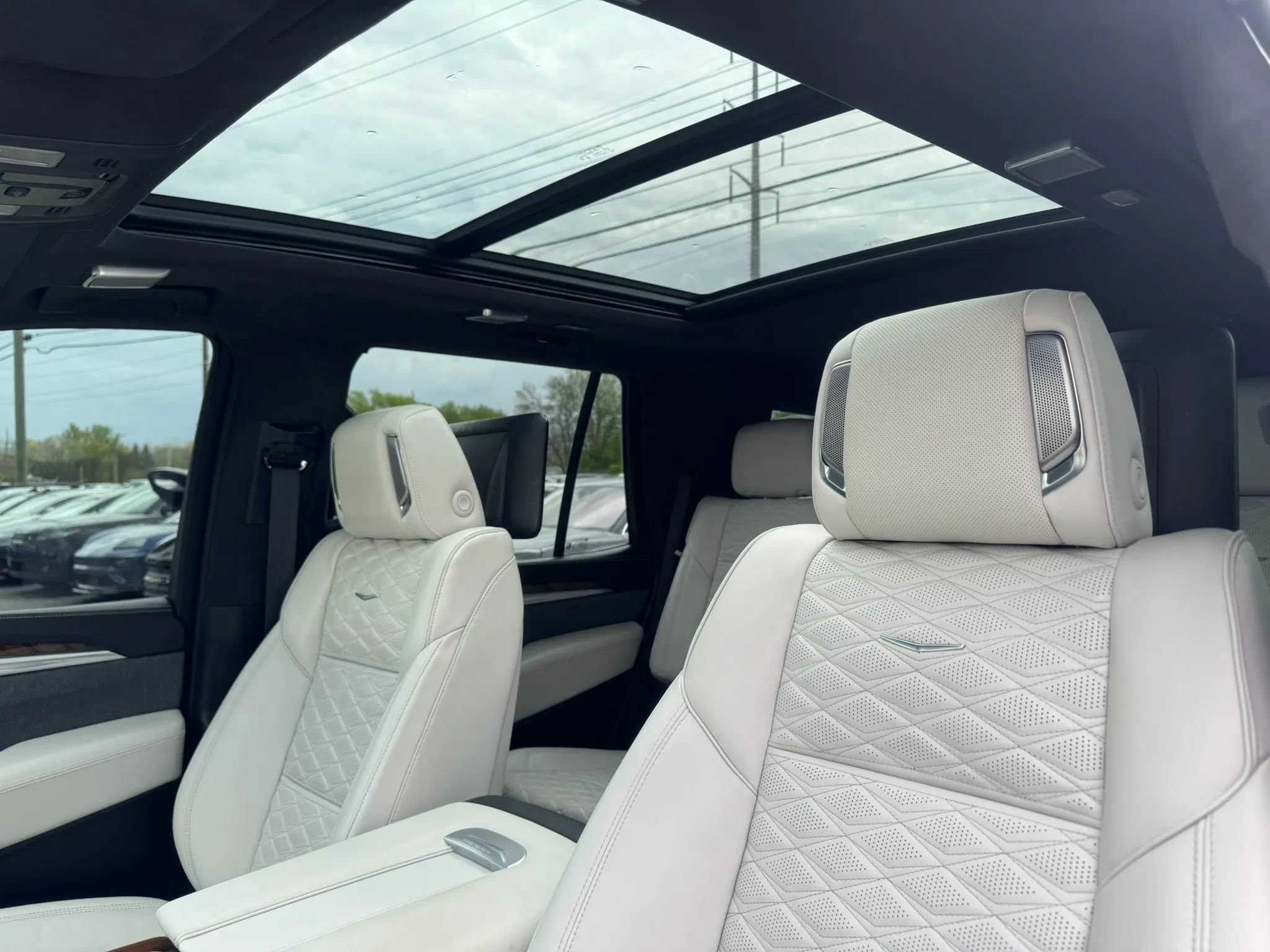 Used 2025 Cadillac Escalade Sport Platinum w/ LPO, Floor Liner Package AWD/4WD image 14