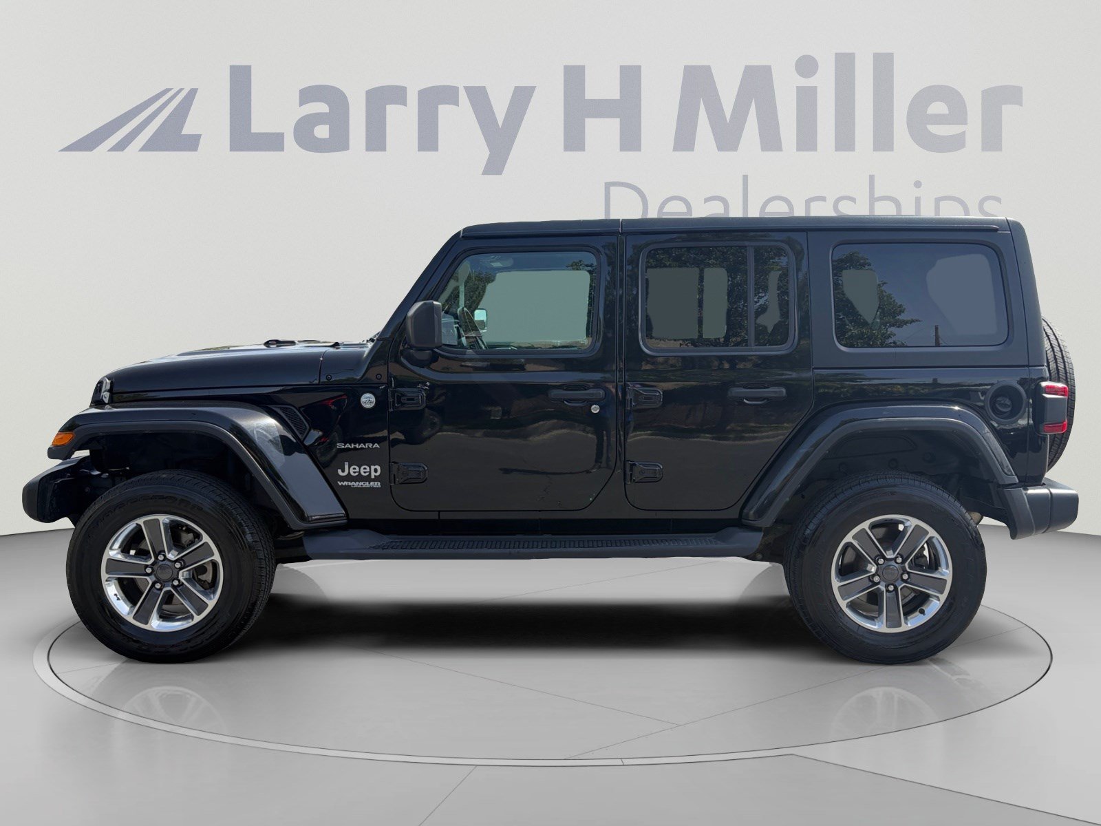 Used 2018 Jeep Wrangler Unlimited Sahara w/ Uconnect 4C Nav & Sound Group AWD/4WD image 2
