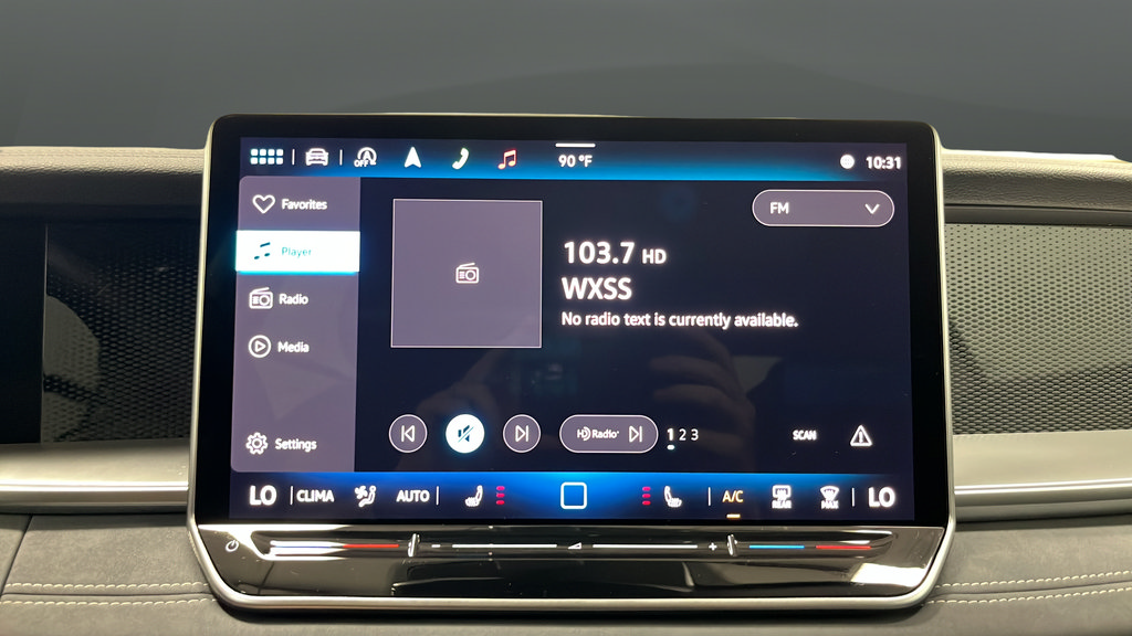 Used 2025 Volkswagen Tiguan SE w/ Panoramic Sunroof Package AWD/4WD image 14