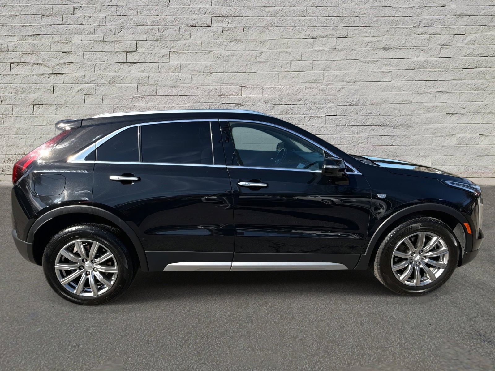 Used 2022 Cadillac XT4 Premium Luxury w/ Safety Alert Package image 4