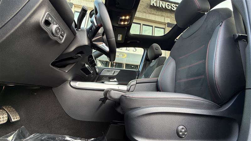 Used 2024 Mercedes-Benz GLB 250 image 11