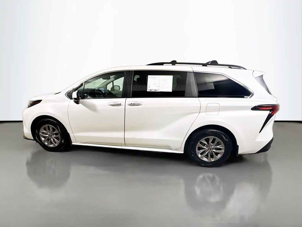 Certified 2022 Toyota Sienna XLE FWD image 4