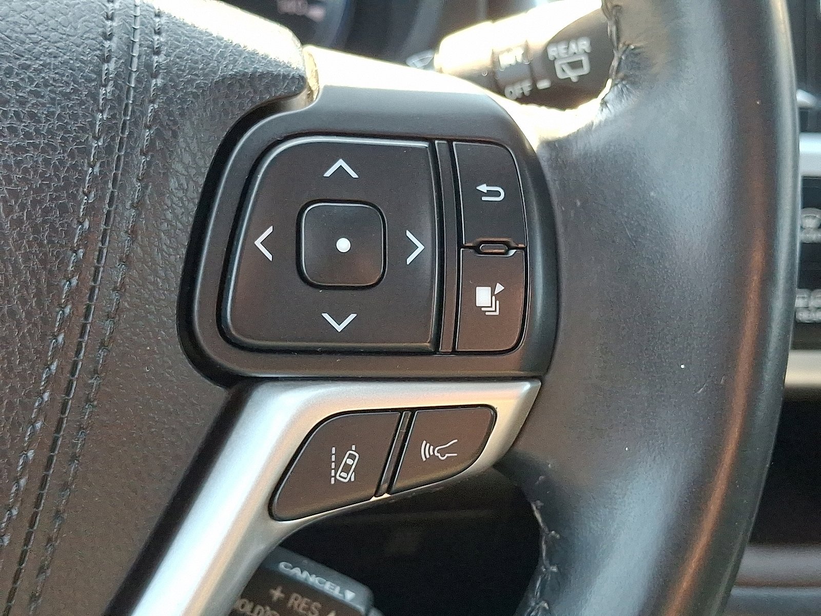 Used 2017 Toyota Highlander XLE AWD/4WD image 25