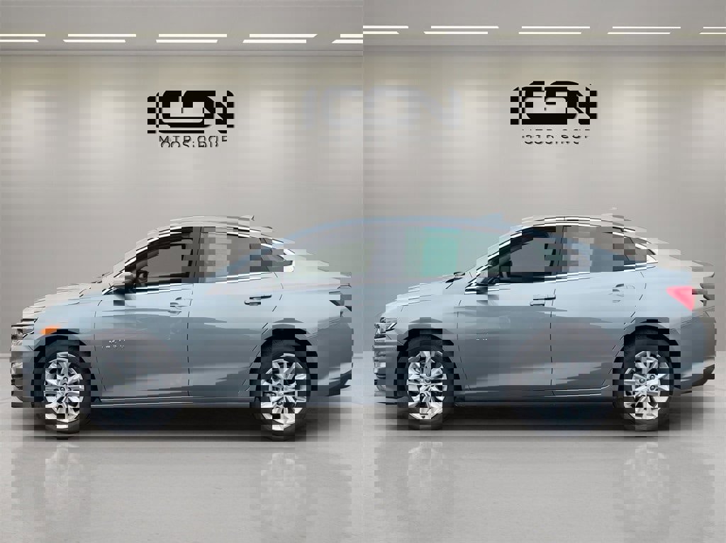 Used 2025 Chevrolet Malibu LT image 2