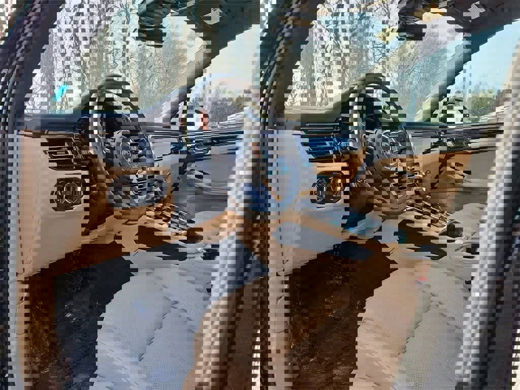 Certified 2025 Porsche Macan image 4