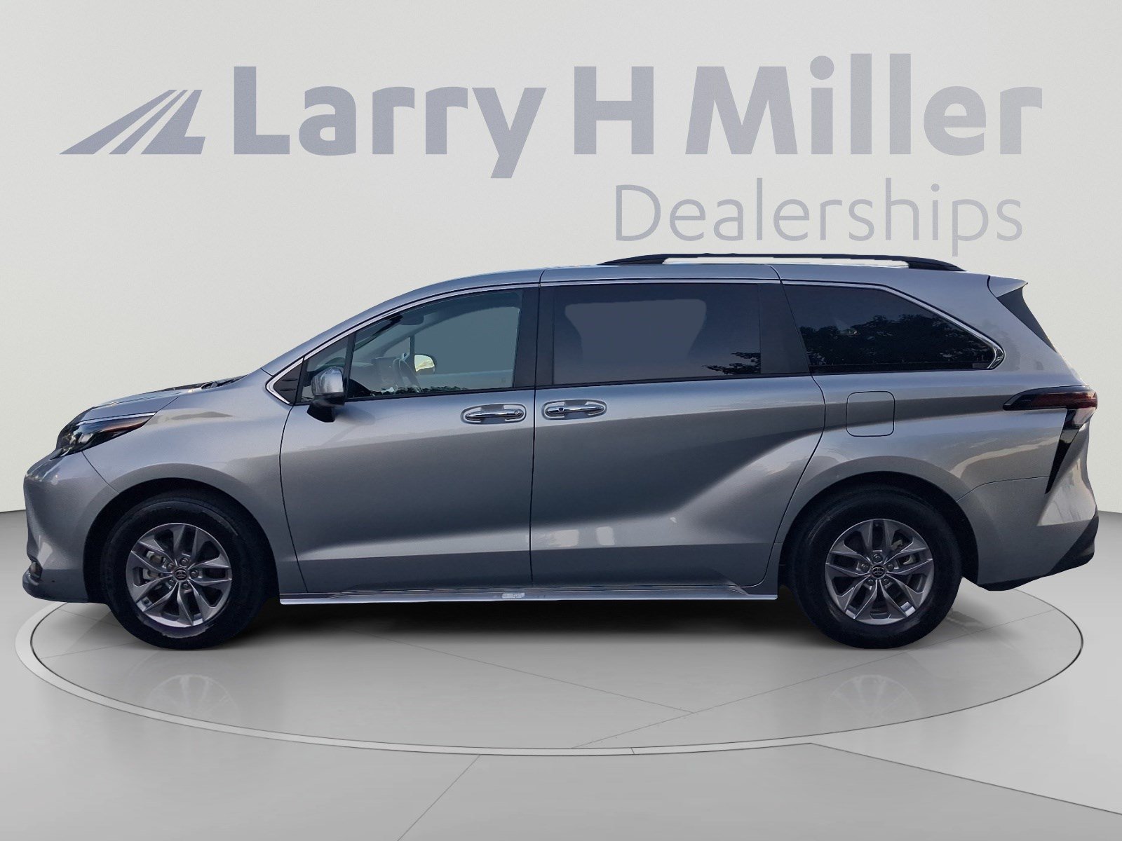 Used 2025 Toyota Sienna XLE FWD image 2