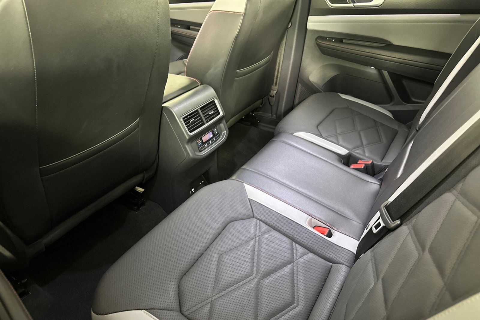 Used 2024 Volkswagen Atlas Peak Edition SE image 11