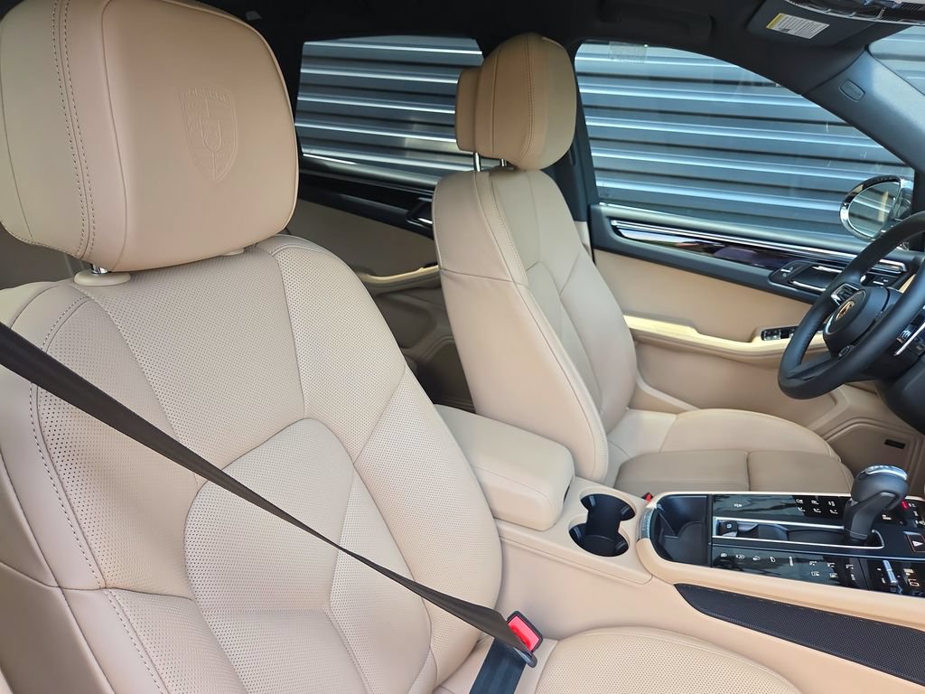 Certified 2026 Porsche Macan AWD/4WD image 19