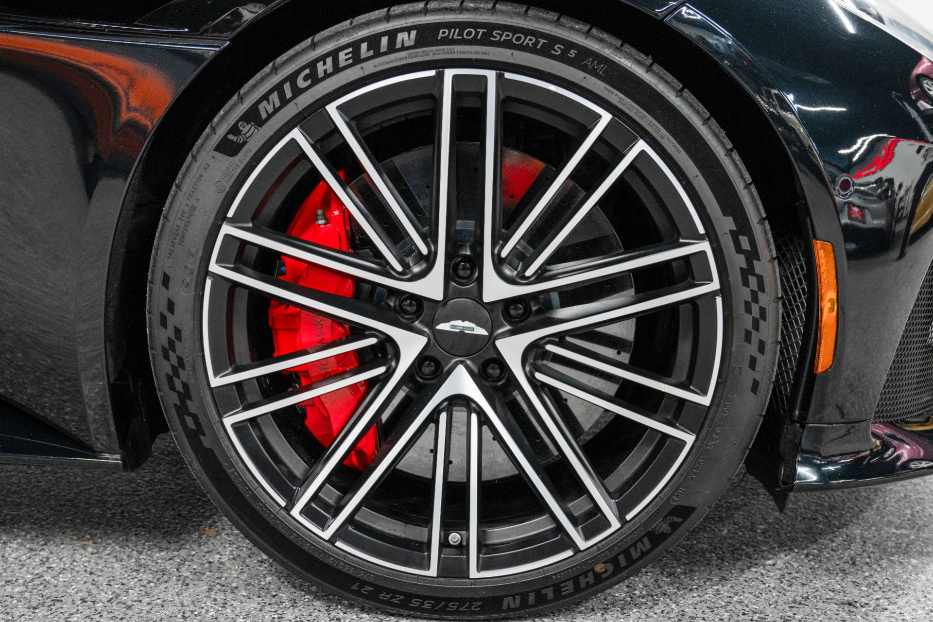 Used 2024 Aston Martin DB12 Coupe RWD image 37