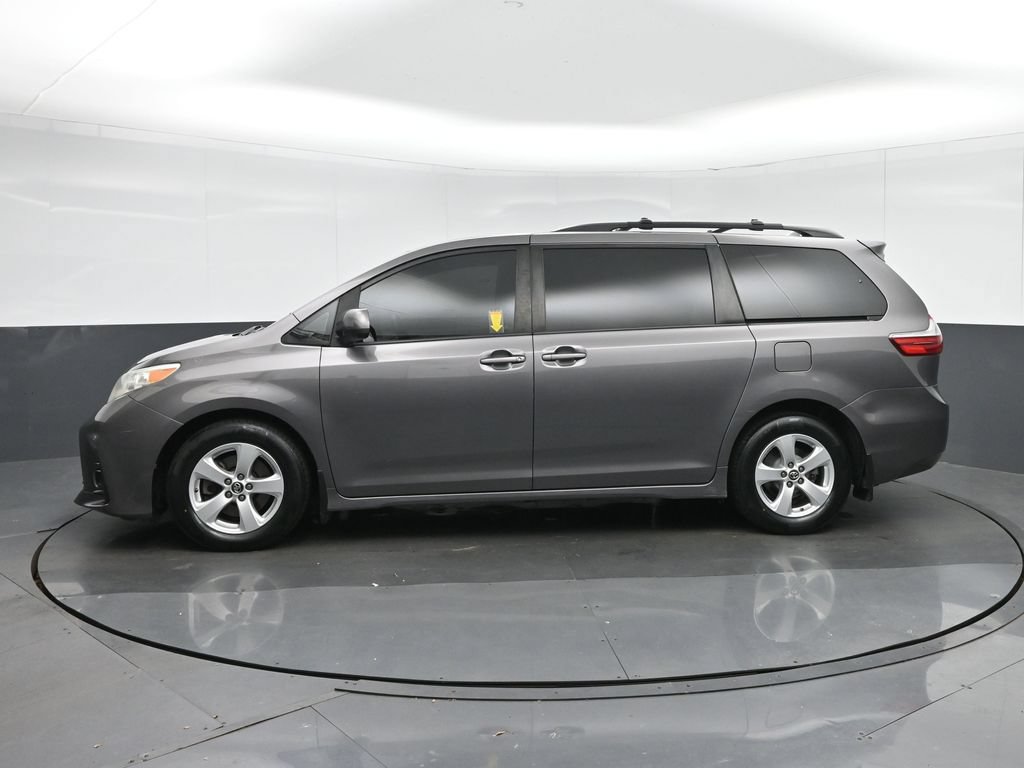 Used 2018 Toyota Sienna LE w/ Carpet Mat Package FWD image 4