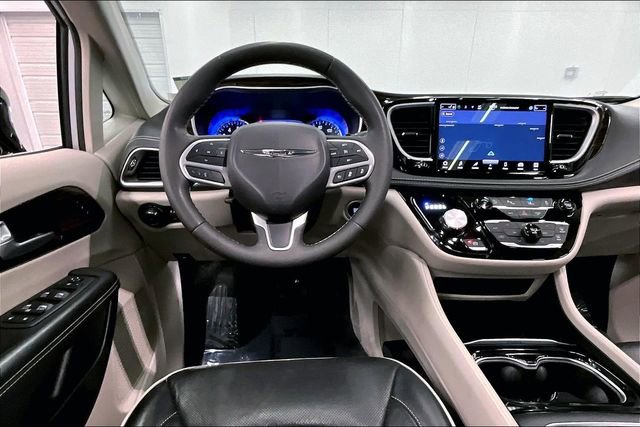 Used 2024 Chrysler Pacifica Limited image 6