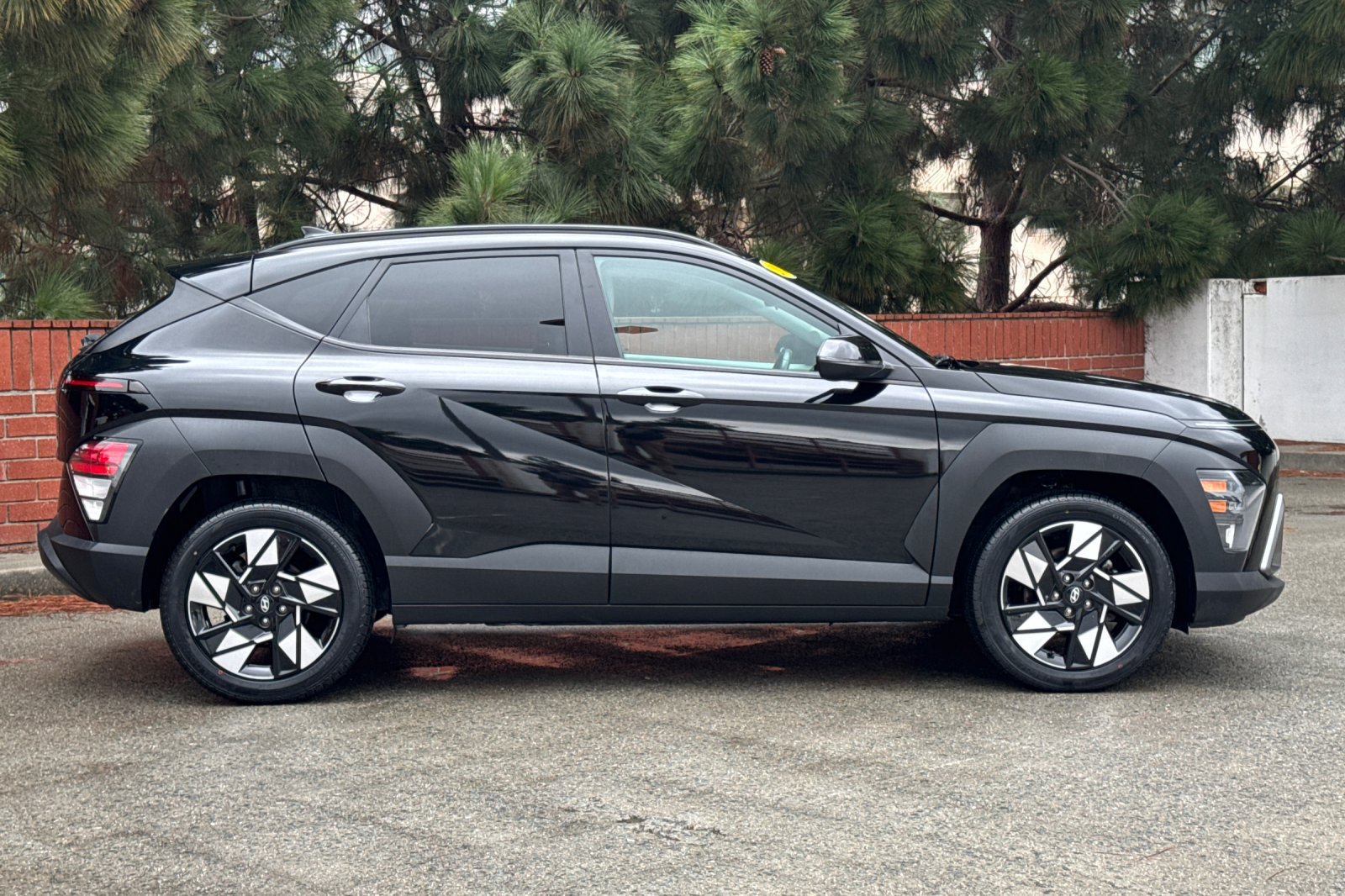 Used 2024 Hyundai Kona SEL FWD image 3