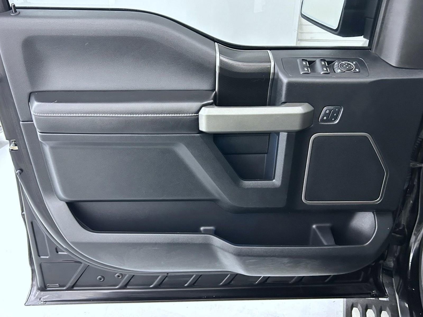 Used 2017 Ford F150 Raptor w/ Equipment Group 802A Luxury image 9