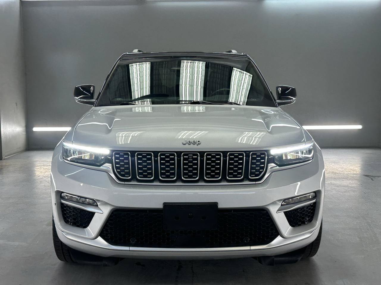 Used 2023 Jeep Grand Cherokee Summit AWD/4WD image 2