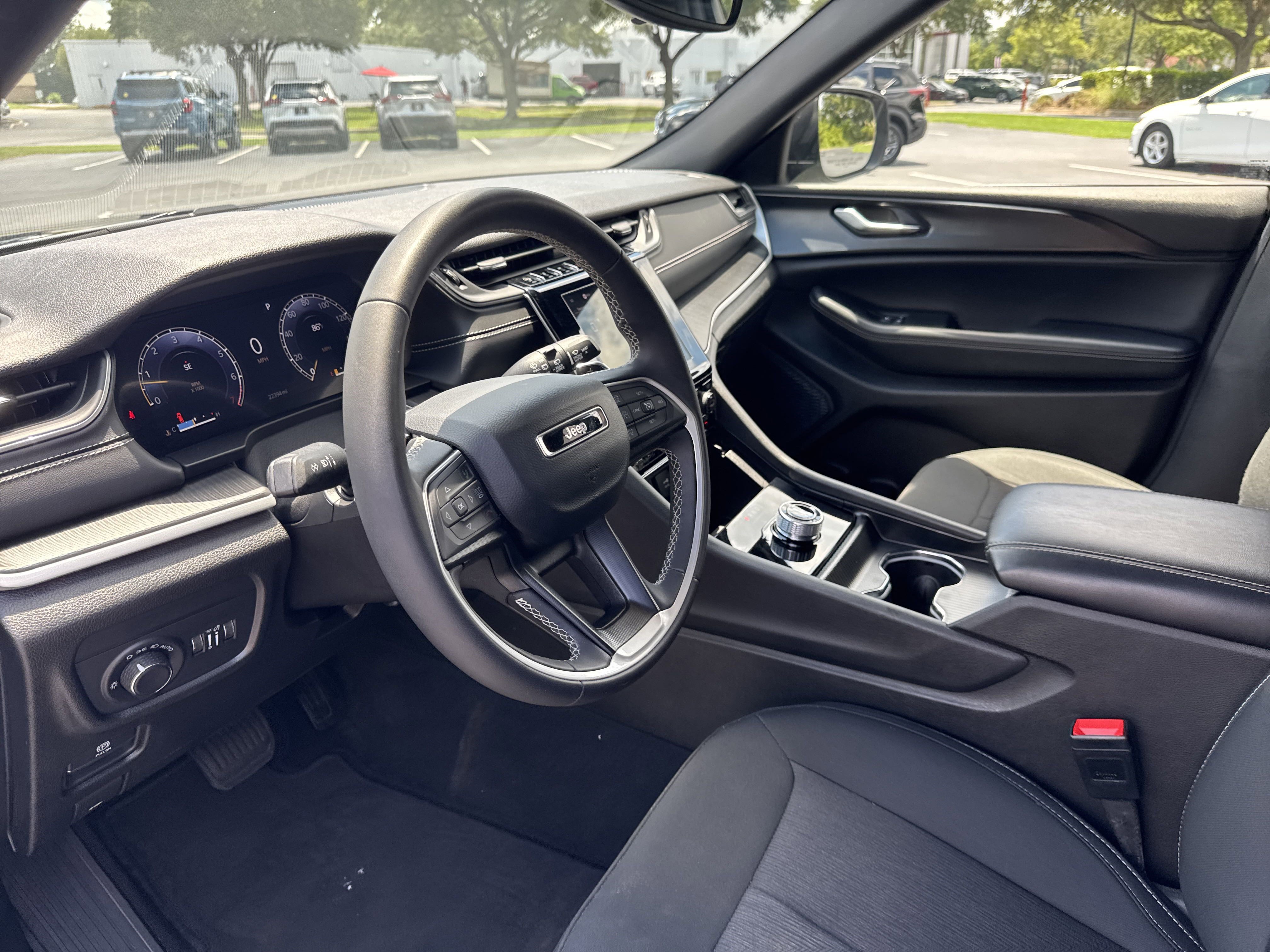 Used 2024 Jeep Grand Cherokee Laredo image 15