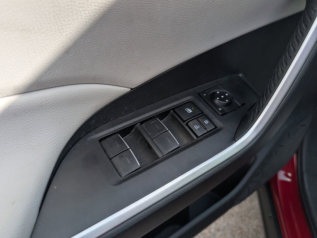 Used 2025 Toyota RAV4 XLE Premium image 9