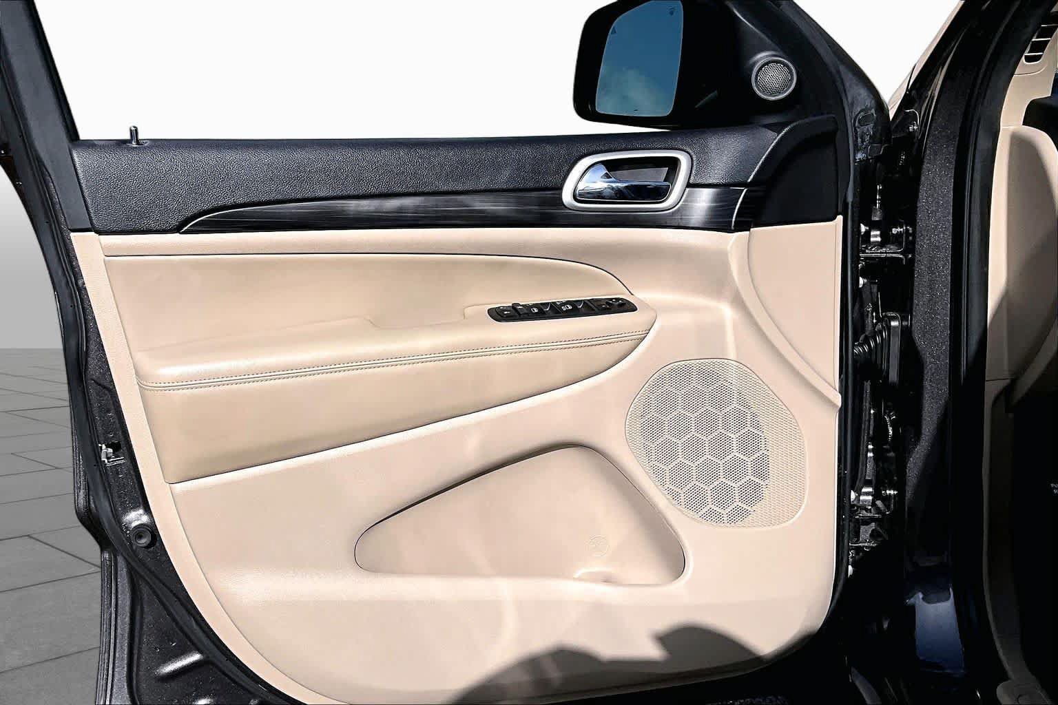 Used 2020 Jeep Grand Cherokee Laredo RWD image 24