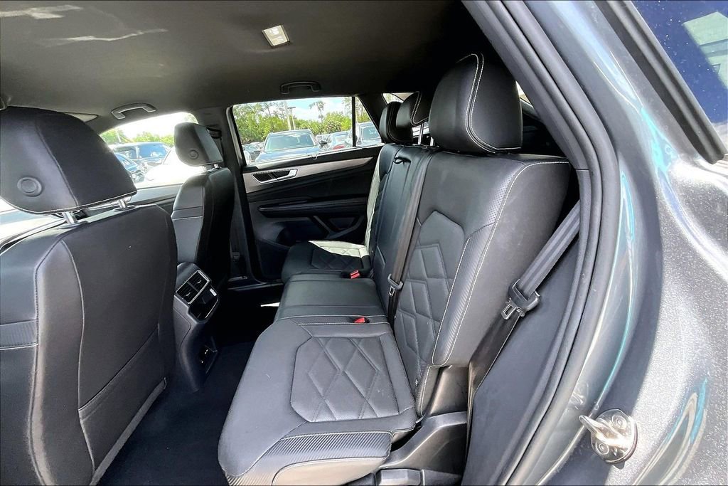 Certified 2025 Volkswagen Atlas Cross Sport SE FWD image 17
