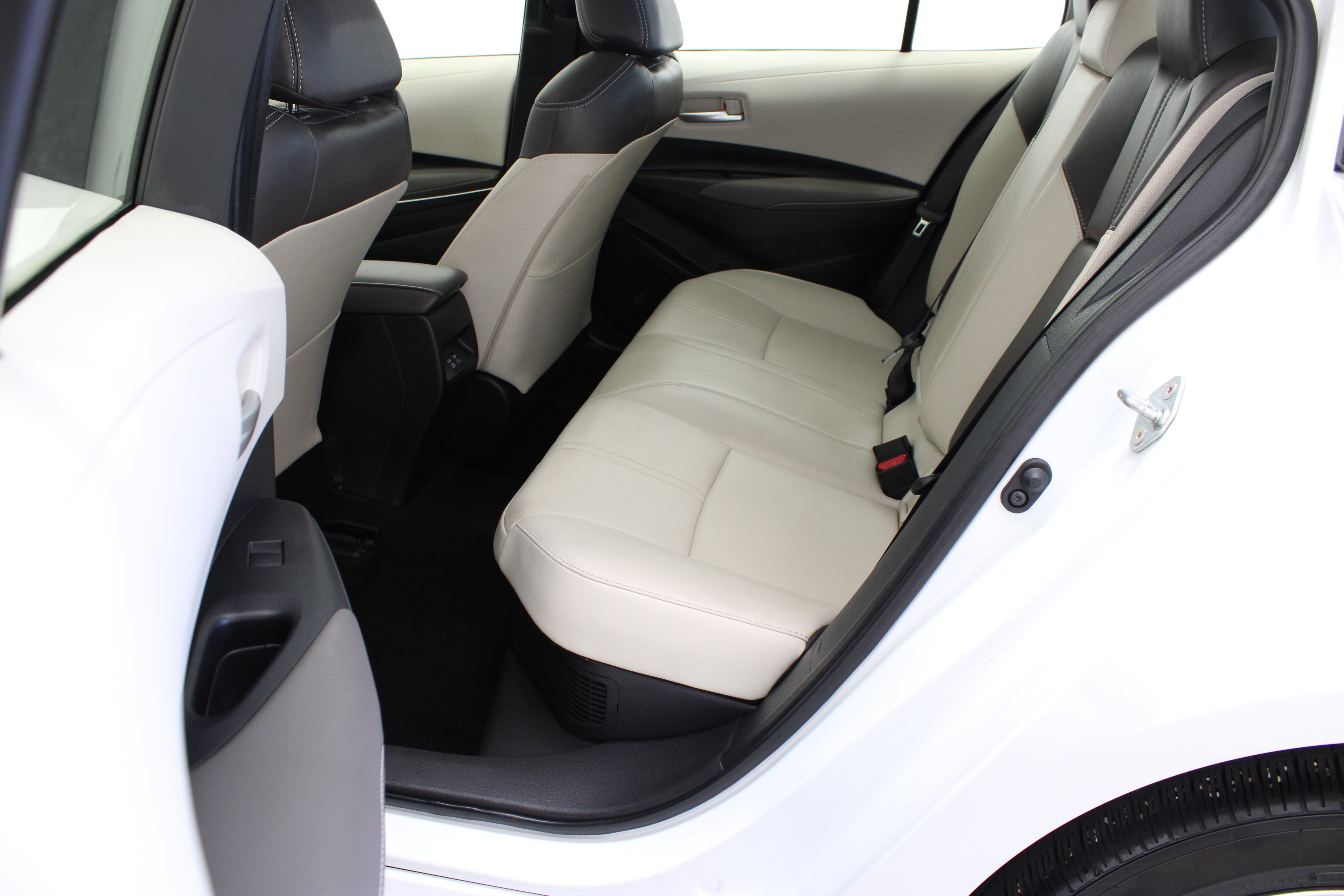 Used 2025 Toyota Corolla XLE FWD image 27