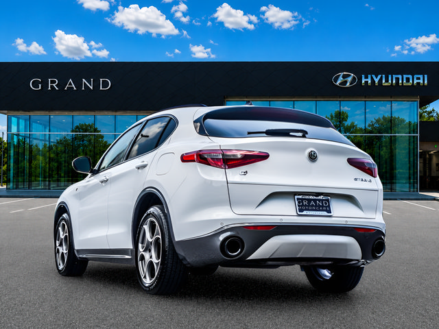 Used 2023 Alfa Romeo Stelvio Ti AWD/4WD image 3
