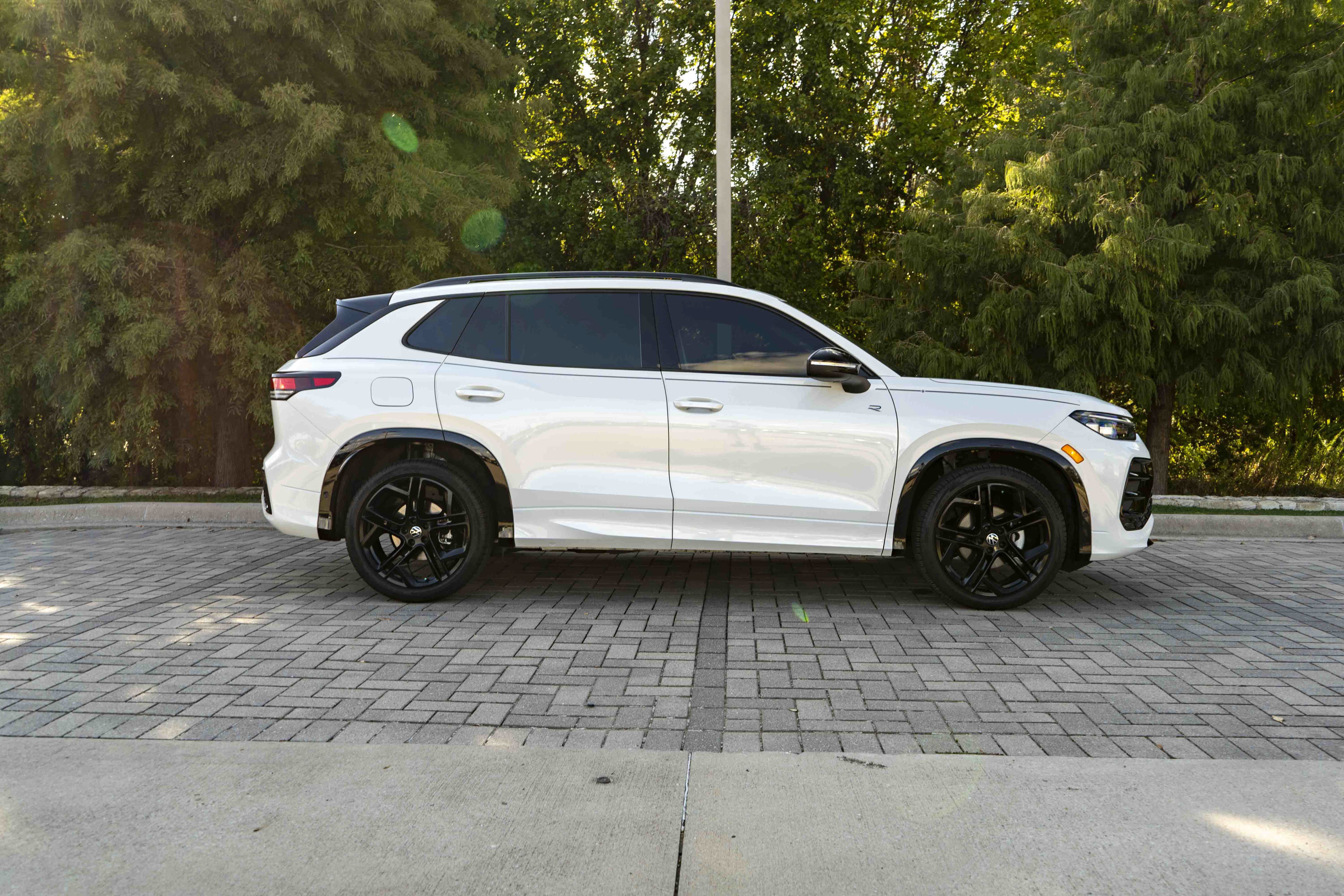 Certified 2026 Volkswagen Tiguan SE R-Line FWD image 9