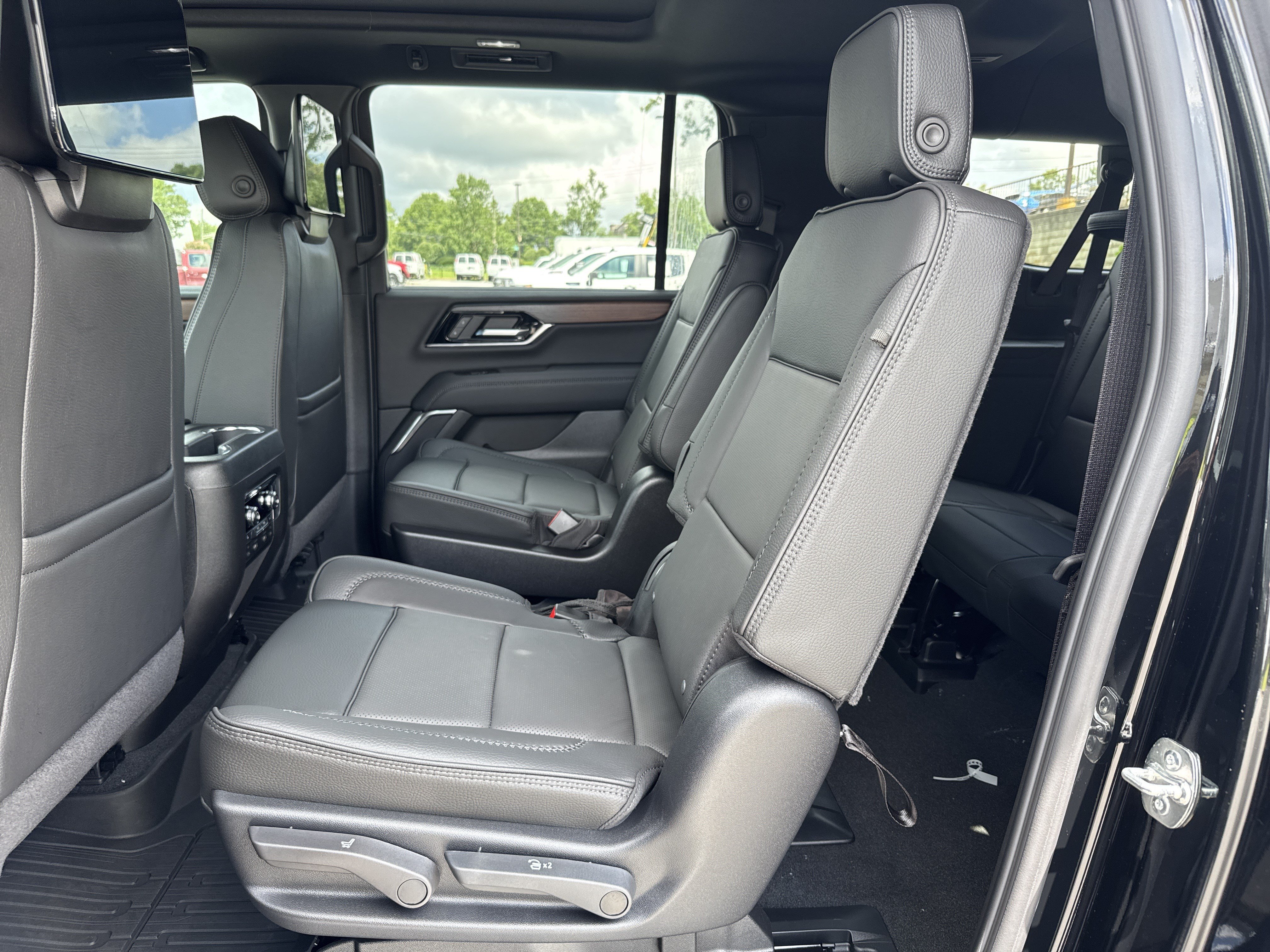 New 2026 GMC Yukon XL Denali w/ Denali Reserve Package AWD/4WD image 33