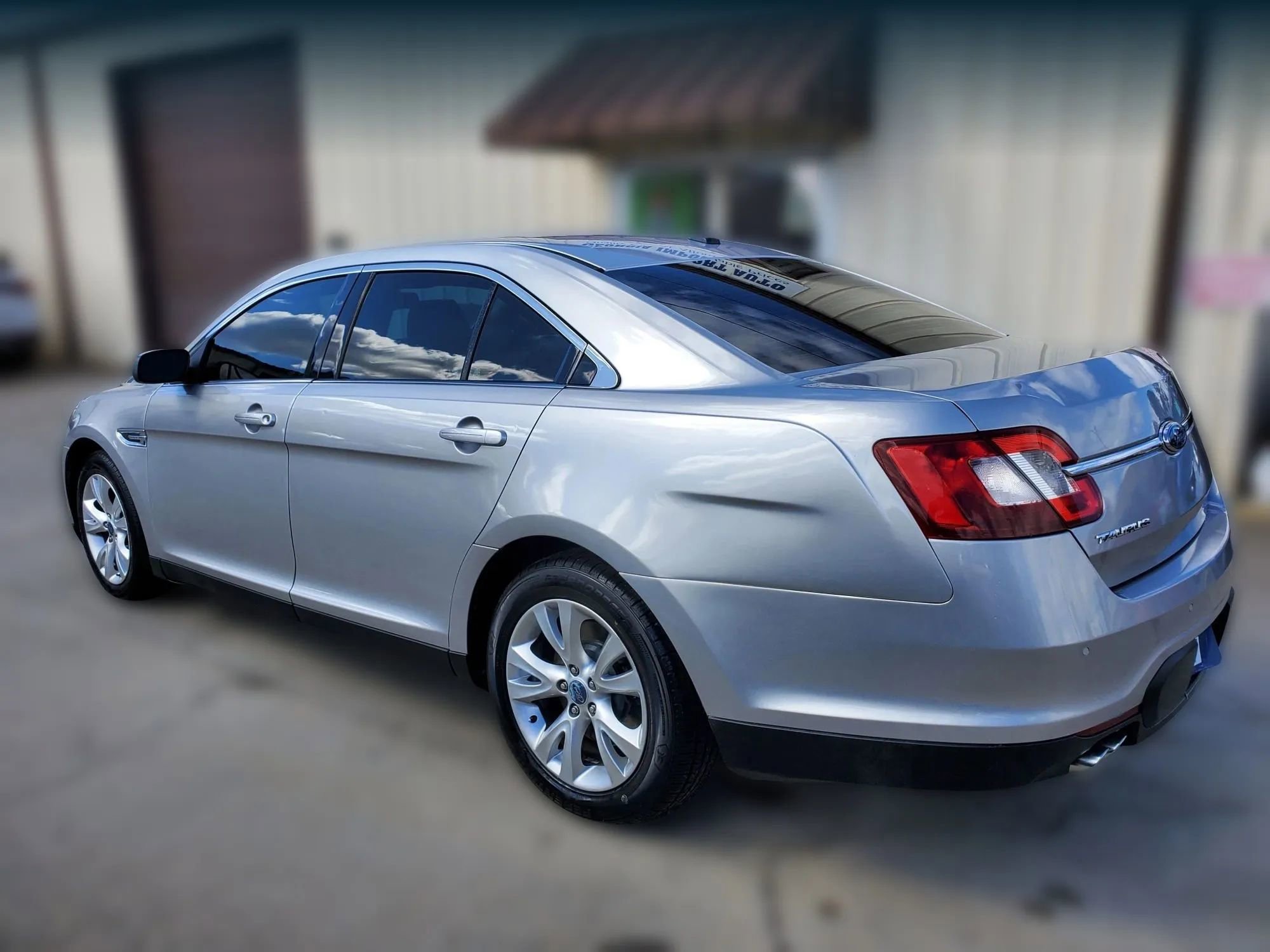 Used 2010 Ford Taurus SEL FWD image 4