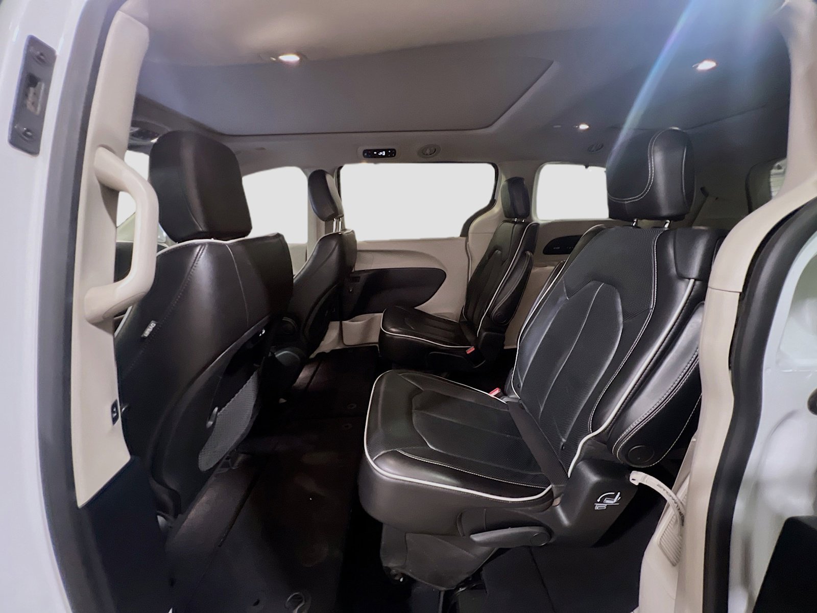 Used 2021 Chrysler Pacifica Limited AWD/4WD image 18