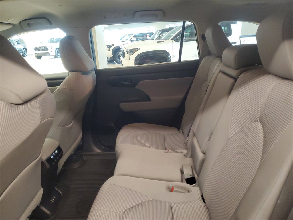 Used 2023 Toyota Highlander L image 10