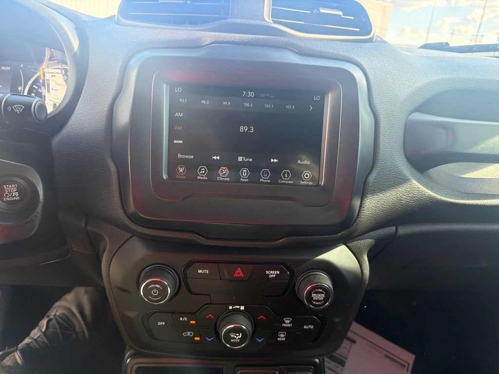 Used 2018 Jeep Renegade Latitude FWD image 11