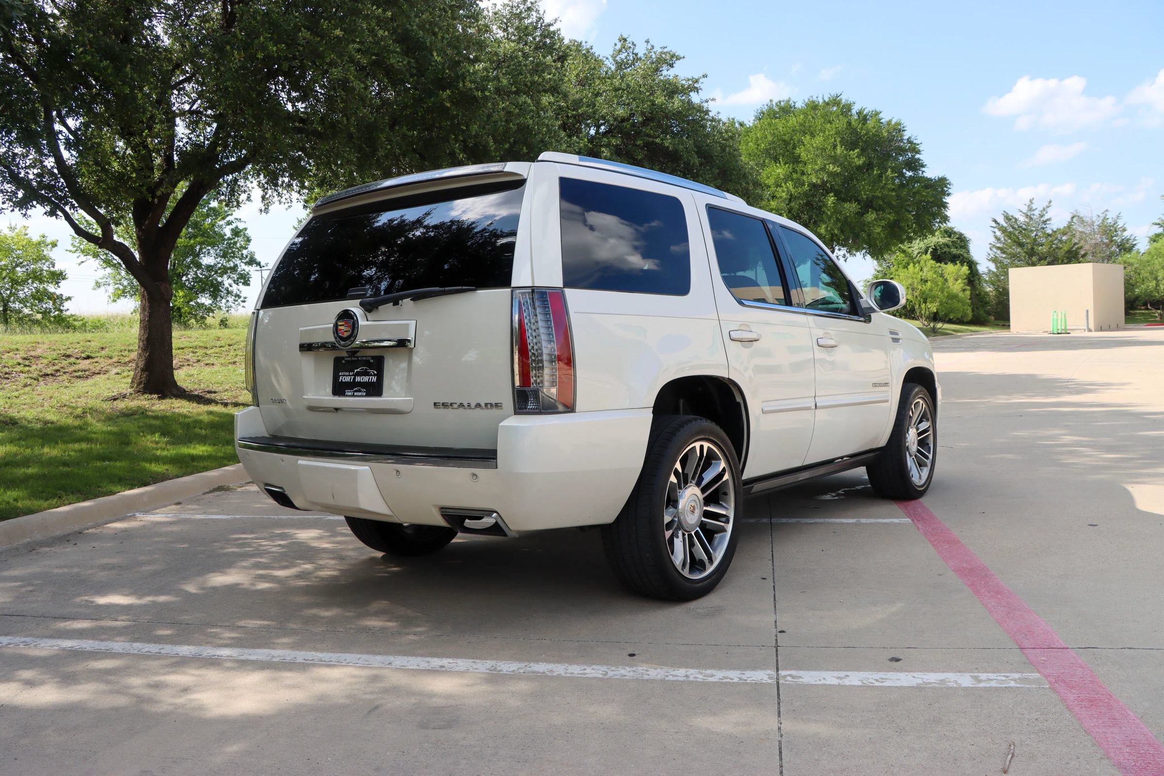 Used 2014 Cadillac Escalade Premium RWD image 7