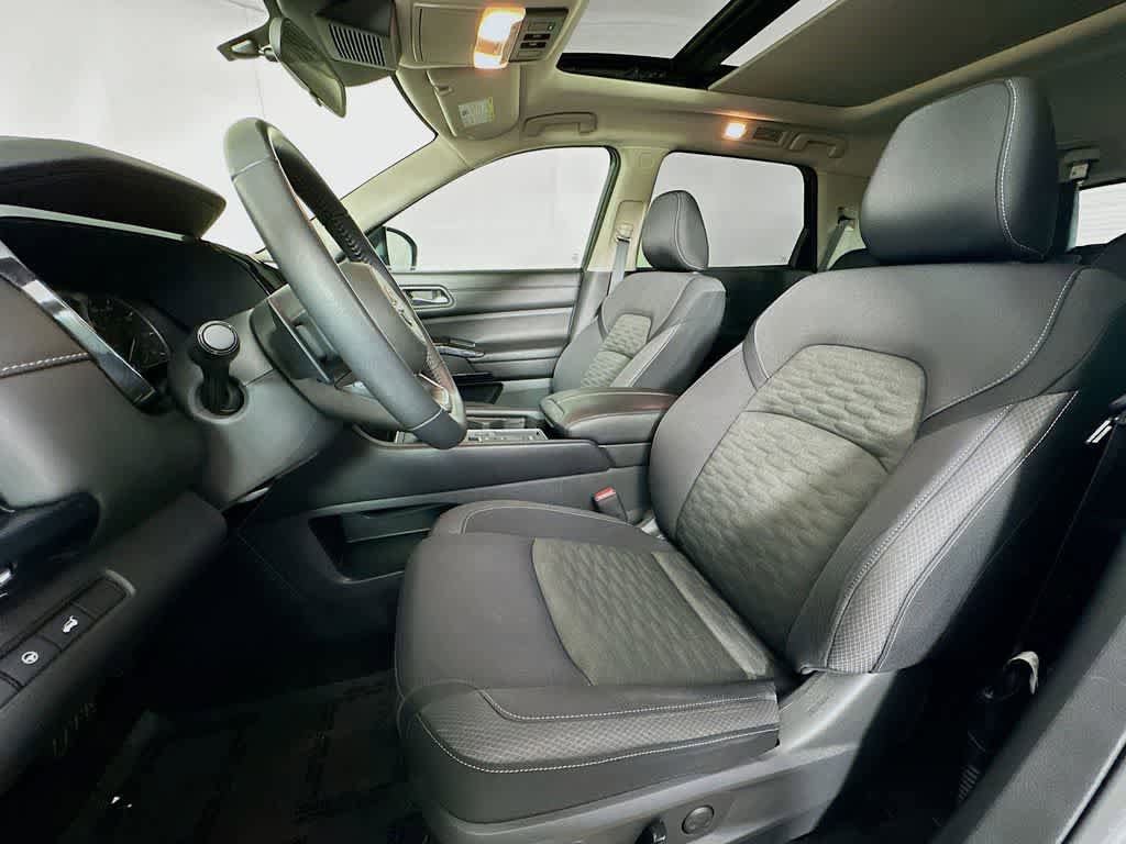 Used 2022 Nissan Pathfinder SV w/ SV Premium Package image 12