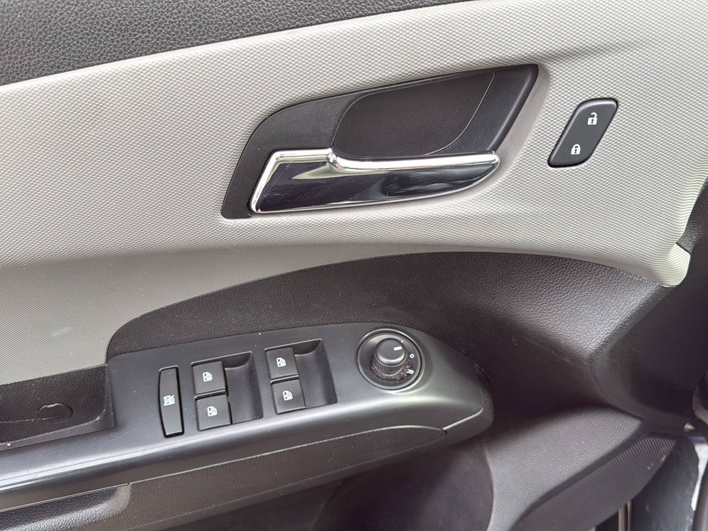 Used 2015 Chevrolet Sonic LTZ FWD image 7