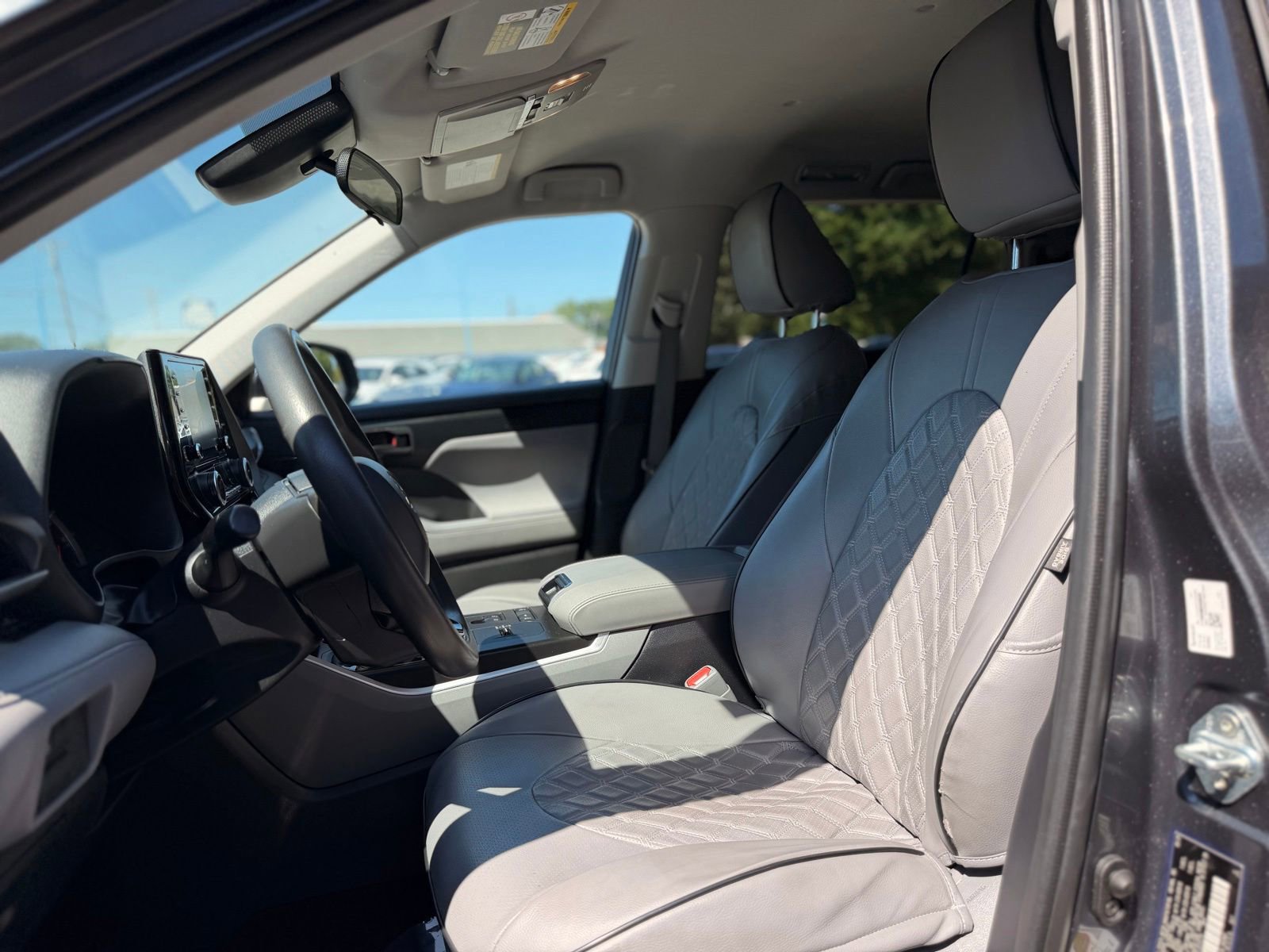 Used 2020 Toyota Highlander L FWD image 14