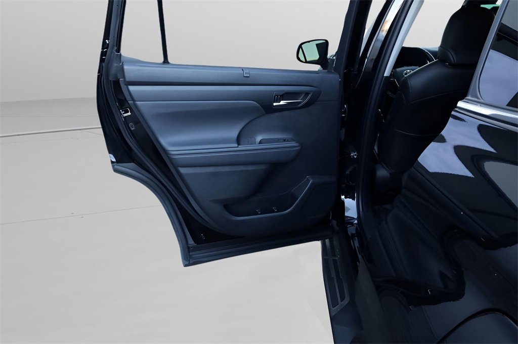 Certified 2022 Toyota Highlander XLE image 39