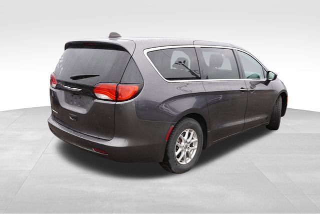 Used 2023 Chrysler Voyager LX FWD image 3